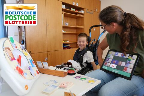 Dank wichtigen Hilfsmitteln aus dem Bereich der Unterstützten Kommunikation und adaptierbarem Spielzeug ist für die jungen Patient:innen, die lautsprachlich nicht mehr kommunizieren können, so viel mehr möglich.